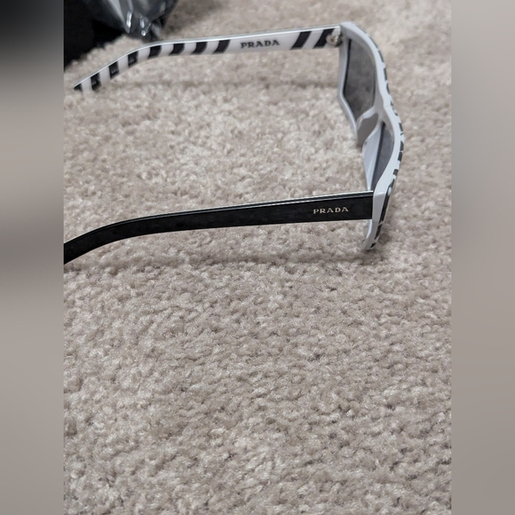 Prada sunglasses, black and white- accessory, Women's, great condition - Picture 6 of 9